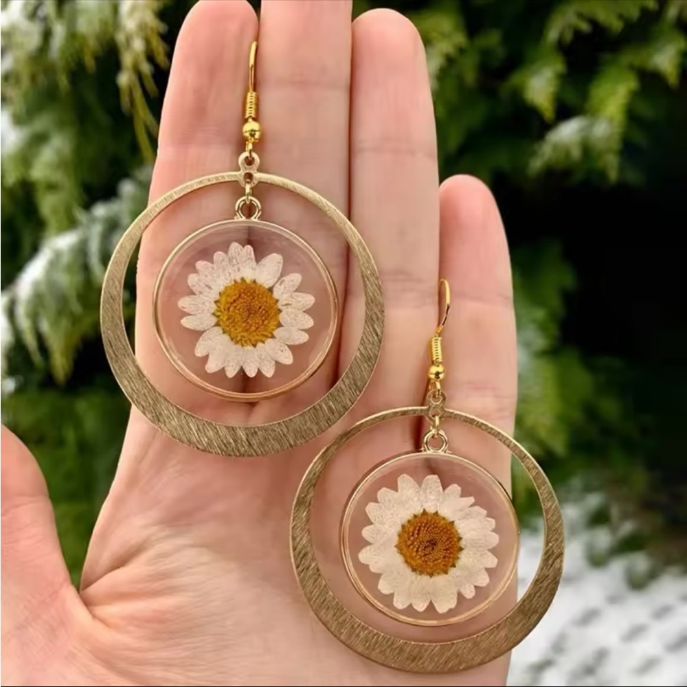 Earrings with natural daisy flowers
